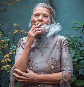 mujer con planta de cannabis