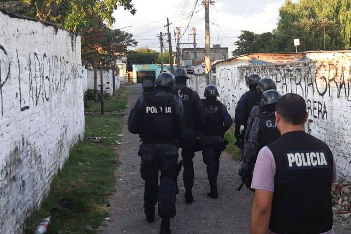 policia bonaerense haciendo un allanamiento